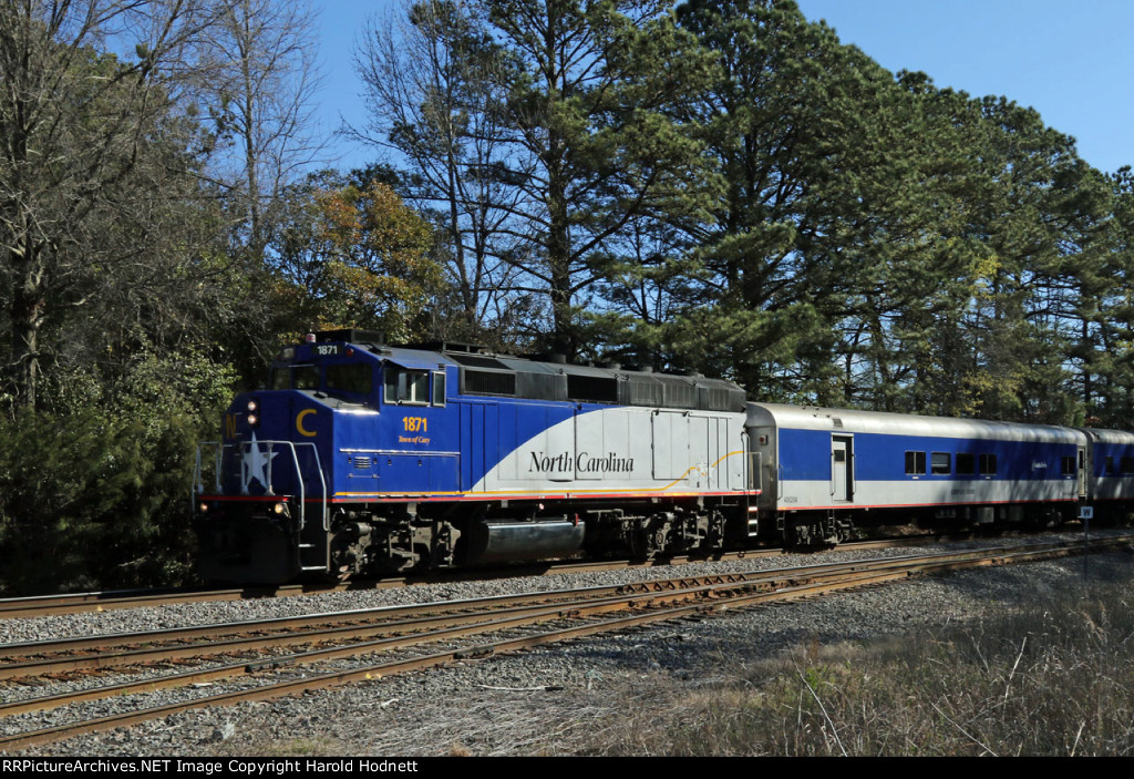 RNCX 1871 leads train P075-16